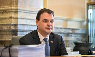 Ministr zahraničí a předseda Motoristů sobě Petr Macinka při jednání vlády (7....