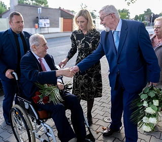 Exprezident Miloš Zeman přišel uctít památku 89. výročí úmrtí prvního...