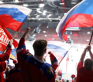 Ruské vlajky v rukou fandů na stadionu v Petrohradu