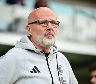 Trenér české jednadvacítky Michal Bílek sleduje utkání s Bulharskem.