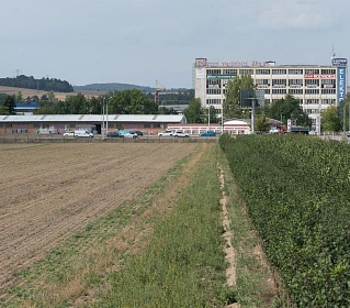 Plocha mezi sídlištěm ve zlínské části Malenovice a obchodním centrem, kde by...