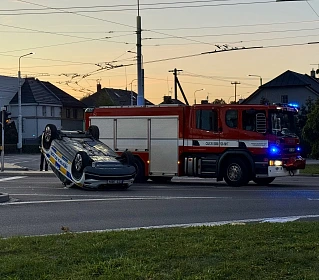 Dopravní nehoda komplikovala dopravu na křižovatce ulic Dašická a Na Drážce....