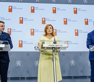 Ministr zahraničí Petr Macinka, ministryně financí Alena Schillerová a premiér...