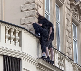Zloději se přes fasádu historického domu na pardubické třídě Míru vloupali do...
