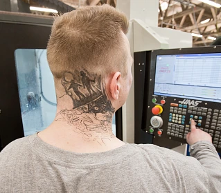 Výrobní hala firmy Workpress Aviation v areálu věznice Bory v Plzni. Vězni...