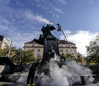Firma Kärcher ve spolupráci s restaurátory odstranila nečistoty z pomníku...