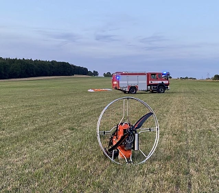 Mladý paraglidista se zřítil na okraji Plzně a nyní je v kritickém stavu. (13....