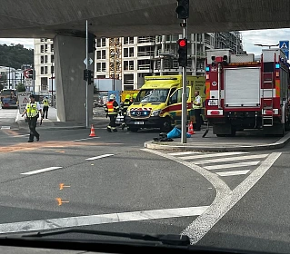 Nehodou autobusu a motocyklu v Praze (19. července 2026)
