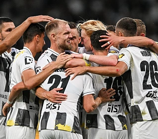 Fotbalisté Hradce slaví gól Van Burena (uprostřed) do sítě Pardubic.