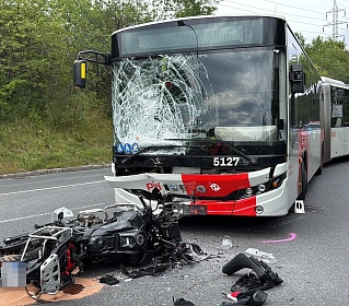 Srážka motorky a autobusu v pražském Motole. (4. července 2026)