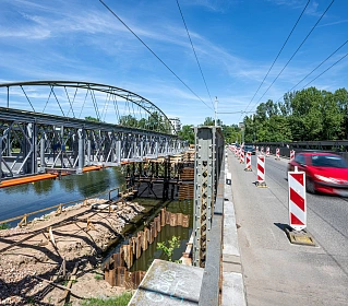 Vedle mostu Kpt. Bartoše začali stavbaři vysouvat provizorní most přes Labe....