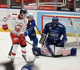 Jakub Kos v dresu Olomouce před bránou Komety.