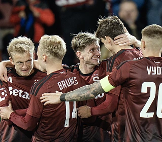 Sparťanští fotbalisté se radují z gólu Jaroslava Zeleného (vlevo).