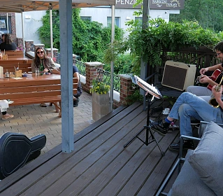 Červencový večer oživily u žďárské restaurace Nábřežní terasy jazzové melodie,...