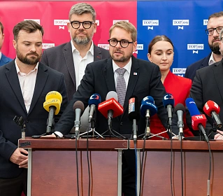 Matěj Ondřej Havel (u mikrofonu) na tiskové konferenci poslaneckého klubu TOP...