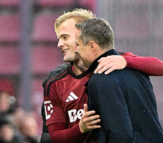 Jonatan Brunes a kouč Brian Priske po zápase proti Slovácku, kdy norský útočník...