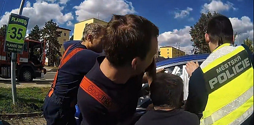 Hasiči se společně se strážníky pokoušeli řidiče z uzamčeného auta vysvobodit....