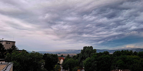 Prahou se prohnaly letní bouřky. Fotografie pochází z Centrálního předpovědního...