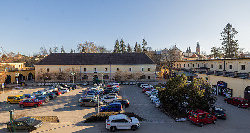 V hradeckých Gayerových kasárnách zatím parkují auta. (19. února 2025)
