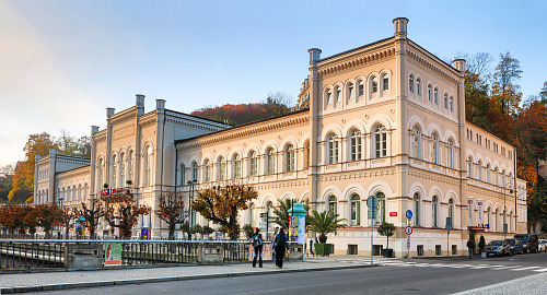 Dříve Lázně III, dnes lázeňský hotel Windsor. Historický objekt v sousedství...