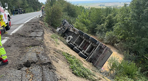 Kamion prorazil svodidla a skončil na boku ve srázu. (26. srpna 2026)