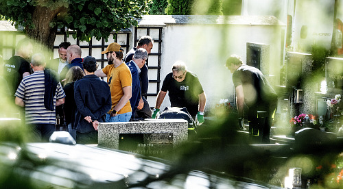 Na hřbitově v Lánech probíhá exhumace těla Jana Masaryka. Odborníci doufají, že...