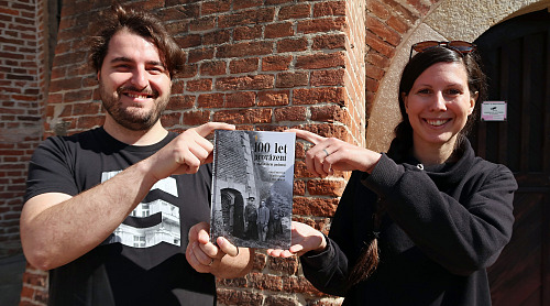 Autoři knihy 100 let provázení v josefovském podzemí Ilona Honzerová a Vojtěch...