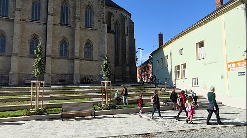 Náměstím teče potůček a zní hudba Martinů. Polička završila obnovu historického...