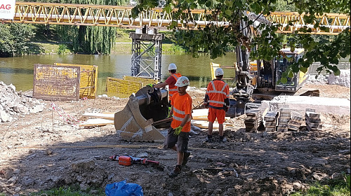 Stavební ruch v Havlíčkově Brodu. Pracovníci dodavatelské firmy připravují...