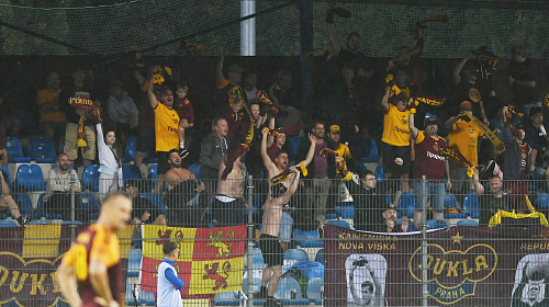 Fanoušci fotbalové Dukly při zápase v Ústí nad Labem.
