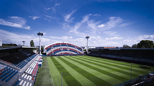 Kvalita hřiště na Andrově stadionu je nejlepší možná, uvedla analýza...
