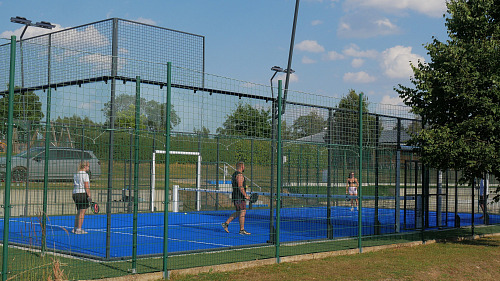 Žďárský kurt pro padel je prvním na Vysočině. Pálky a míčky si tam lze navíc...