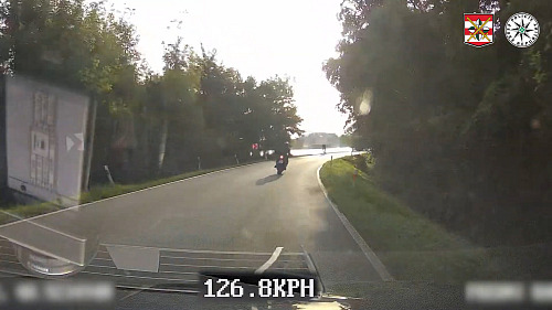 Motorkář ujížděl policistům na Hodonínsku téměř dvoustovkou