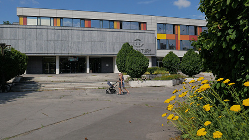 Z prostranství před čelní částí objektu zmizí asfalt plný nerovností a trhlin....