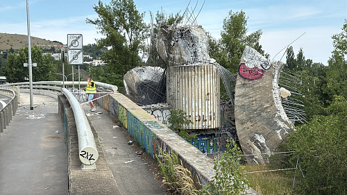 Betonová skulptura Rovnováha na Barrandovském mostě se zřítila. (17. července...