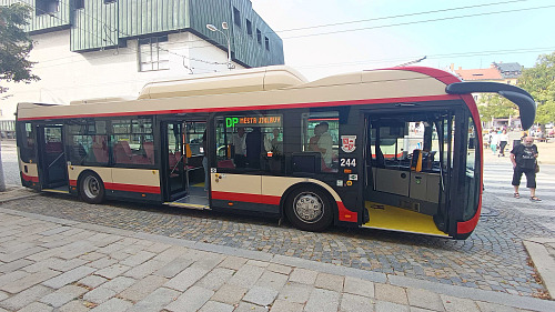 Vůz vyniká moderním designem v tradičních barvách města a vysokým komfortem pro...