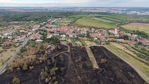 Snímky z dronu ukazují rozsah území zasaženého nedělním požárem u obce Konice...