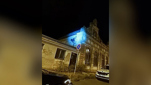 Muž lezl po střeše služebny kvůli mědi, prozradily ho podezřelé zvuky