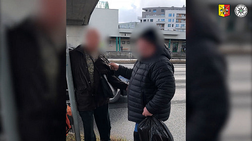 Policie hledá svědky incidentu, na jehož konci skončil cestující se zlomenými...