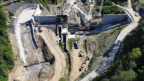 Suchý poldr Kutřín v údolí říčky Krounky postupně získává svou podobu. (12....