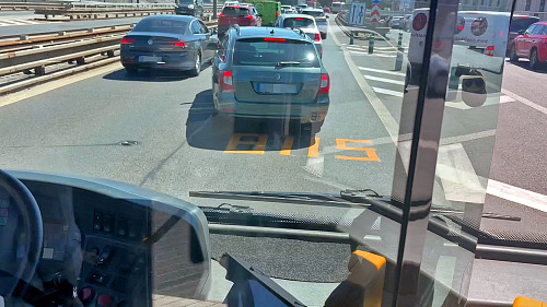 Autobusy náhradní linky XC během výluky metra C využívají na pražské magistrále...