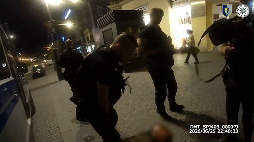 Policisté zatkli na Václaváku muže, protože jim bouchl rukou do kapoty dodávky