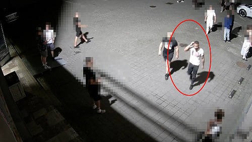 Tři muži podle policie vydírali dvacetiletého mladíka