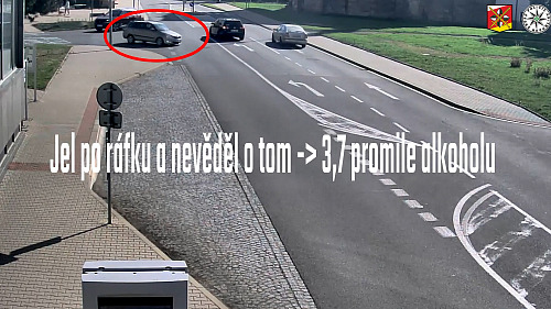 Muž se 4 promile kličkoval Smiřicemi v autě bez pneumatiky