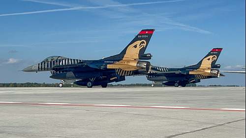 Letouny F-16 tureckého předváděcího týmu SOLOTÜRK na mošnovském letišti (15....