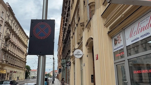 Praha testuje v Lidické ulici LED značky. Mají zlepšit zásobování i průjezd...