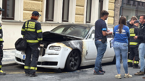 V ulici Na Valentince hořel automobil značky Rolls-Royce, Praha-Smíchov. (10....