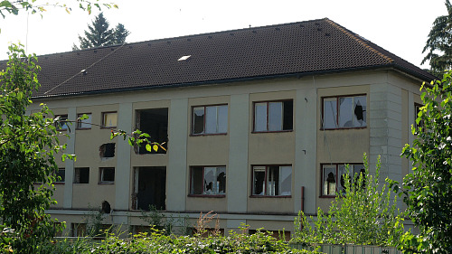 Z původně školního areálu měl být moderní domov pro seniory. To se ale nakonec...