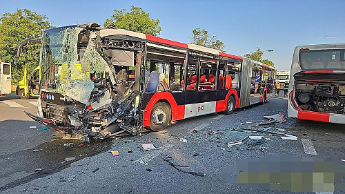 Srážka dvou autobusů u Lidic na Kladensku. (15. července 2026)