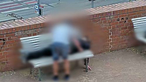Zloděj okradl v centru Brna tvrdě spícího muže o peněženku